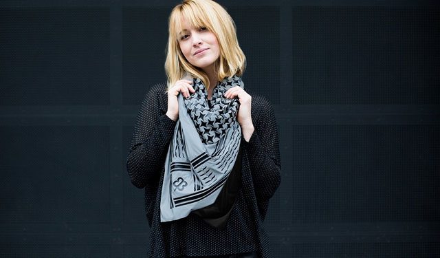 flashback coleccion de prendas que arruina las fotos los papparazzi xflashback silver screen scarf 4 jpg pagespeed ic  t3hk2b