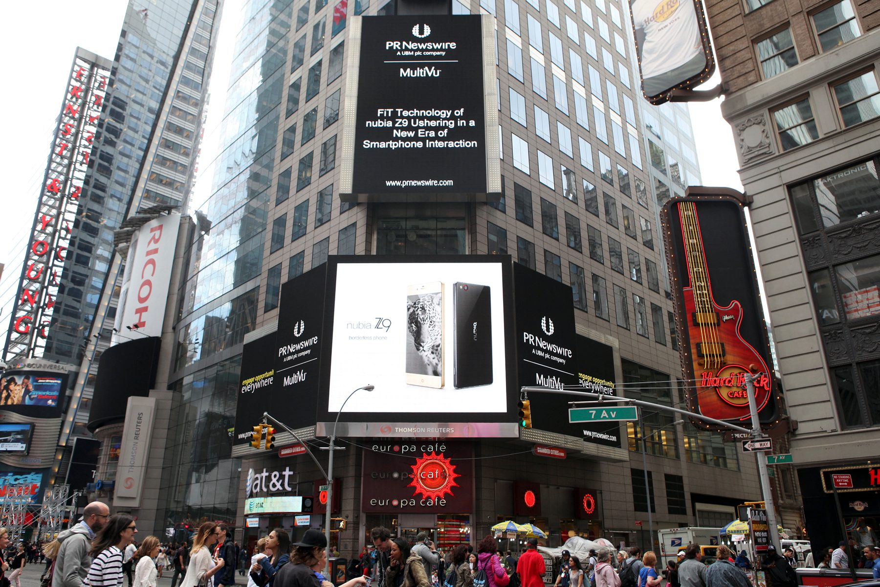 nubia z9 el primer telefono con pantalla sin bordes y controles fisicos in times square