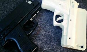 amazon y ebay dejan de vender una carcasa para el iphone que imita pistola iphonegun