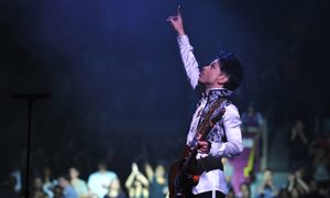 prince retira su musica de spotify apple music y youtube performs at the garden 2 2011