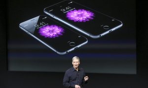 ventas iphone disminuyen apple ceo tim cook stands front screen displaying 6 during presentation
