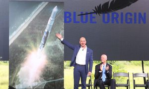 jeff bezos anuncia proyecto para enviar turistas al espacio reveals blue origin rocket