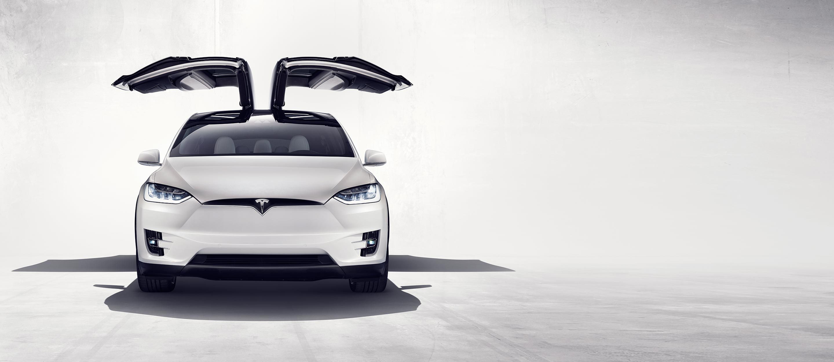 lanzan el tesla x un vehiculo electrico que cuesta 130 000 dolares section exterior primary wings open front view