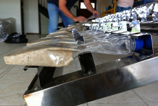 proyecto recicla botellas de plastico en tejas 6