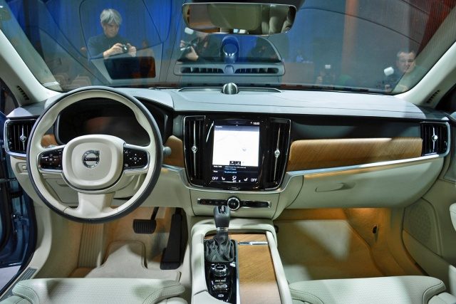 el volvo s90 equipado con tecnologia de avanzada en seguridad 12