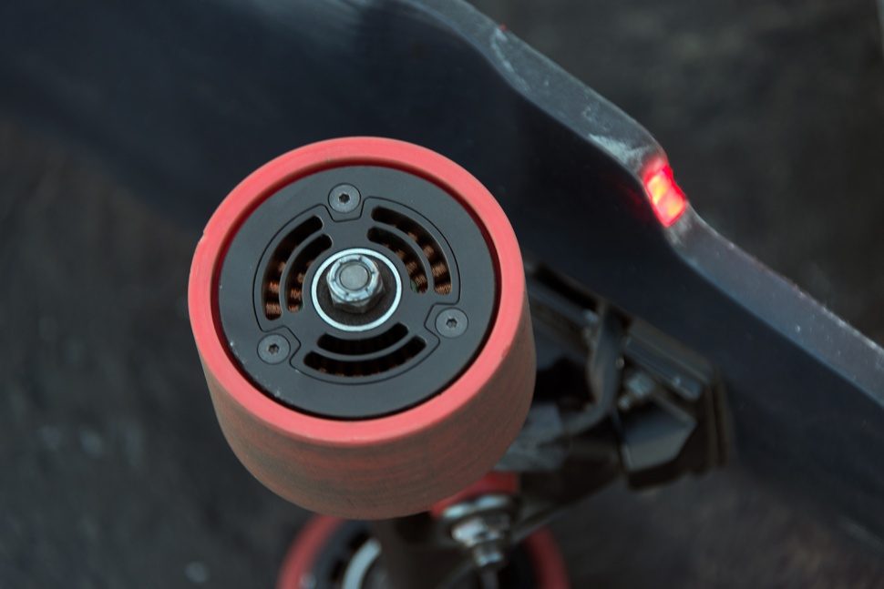 patineta electrica m1 inboard electric skateboard ride 4 970x647 c