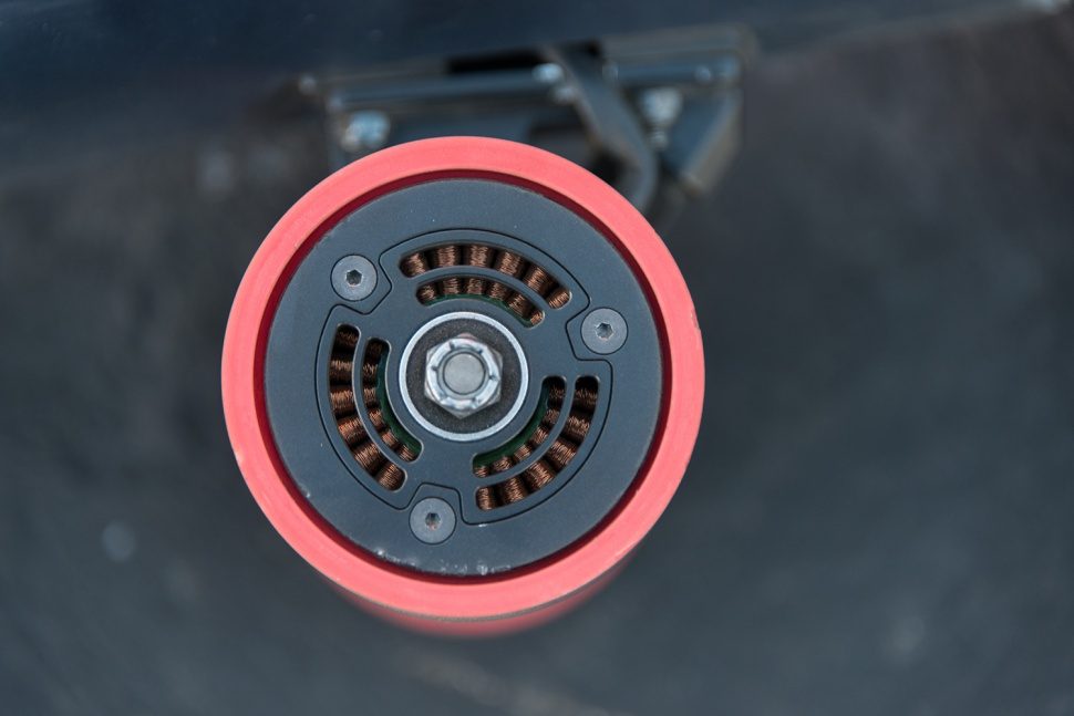 patineta electrica m1 inboard electric skateboard ride 7 970x647 c