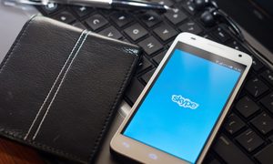 puedes descargar documentos office desde tu skype para ios