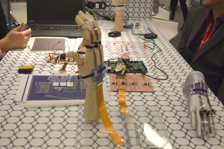 glove-sensors-1-720x720