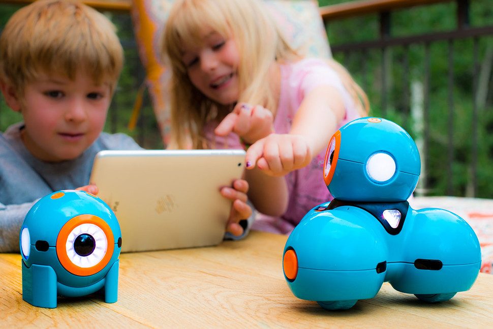 ces asia robots 5wonder workshop dot and dash main 970x647 c