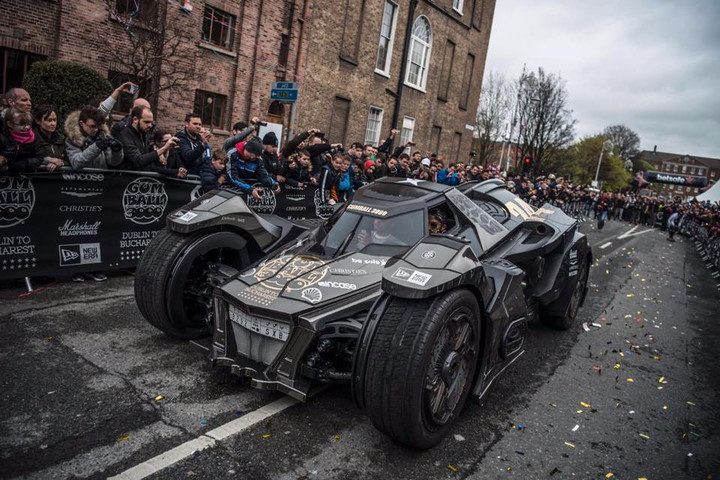 batman recorre europa con el batimovil 2 0 01
