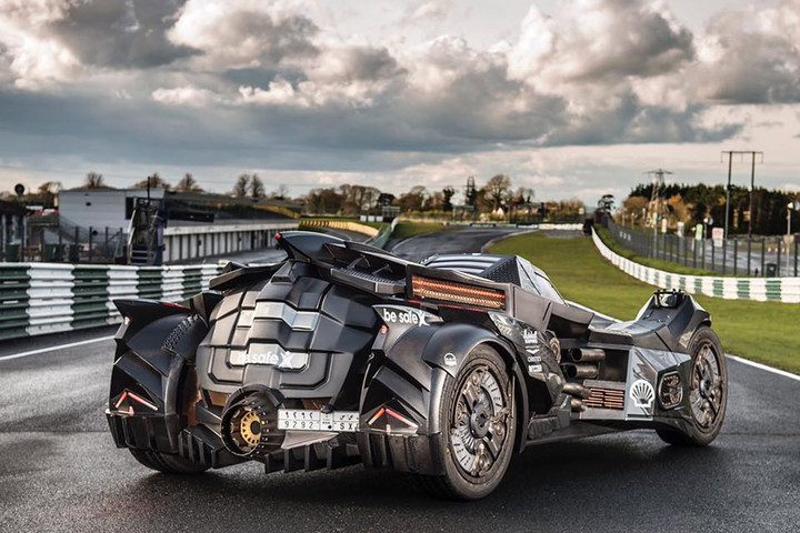 batman recorre europa con el batimovil 2 0 03