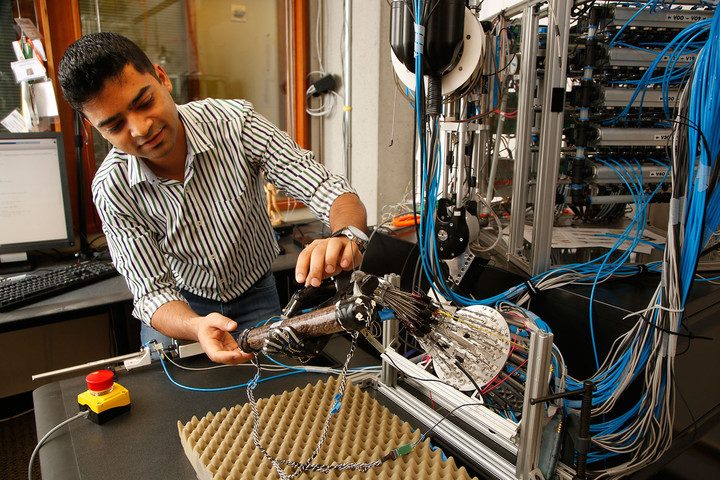 investigadores crean mano artificial muy agil uw movement control laboratory 003 720x480 c