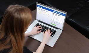 facebook millones traducciones diarias woman using 2 640x0