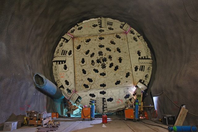 tunel suiza gotthard goothard tunnel borer 640x427 c