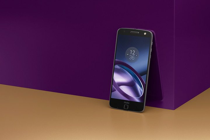 moto z motomods leaning 720x480 c