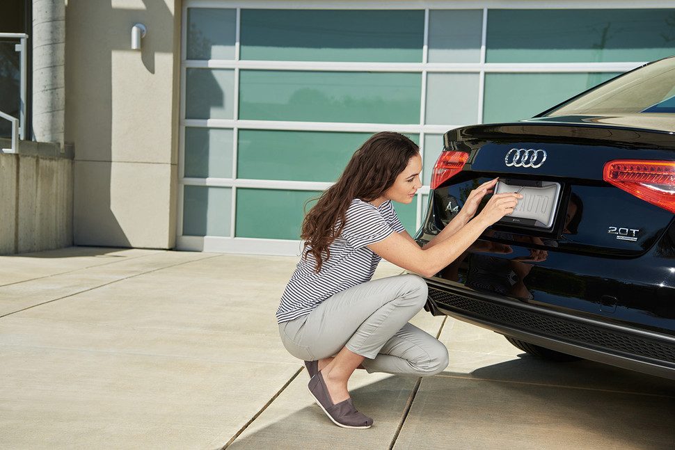 esta funda para la matricula oculta una camara de seguridad pearl rearvision 001 970x647 c