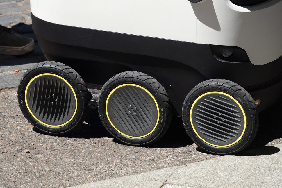 el futuro de los drones para envios podria estar en las aceras starship drone 0030 970x647 c