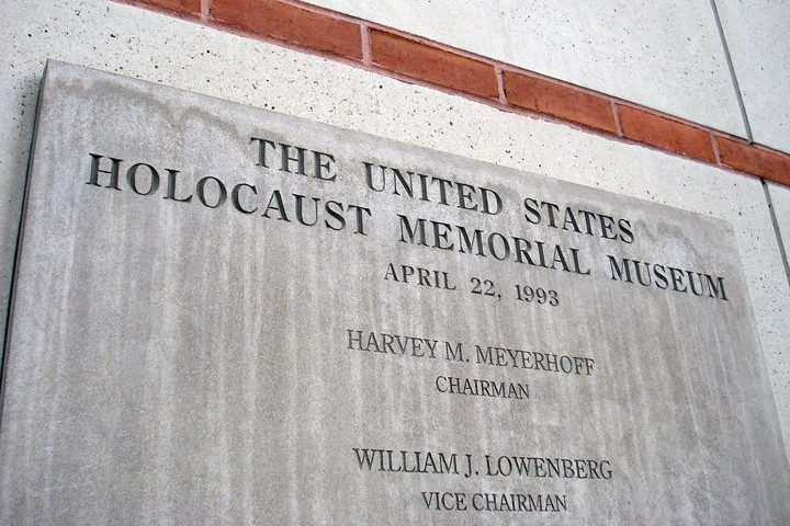 holocaustmuseumplaque-720x720