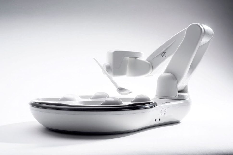 obi es un robot que alimenta a la gente con discapacidad 3 970x647 c