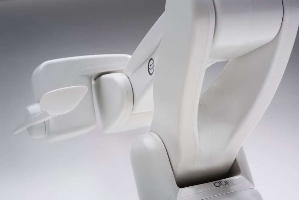 obi es un robot que alimenta a la gente con discapacidad 6 970x647 c