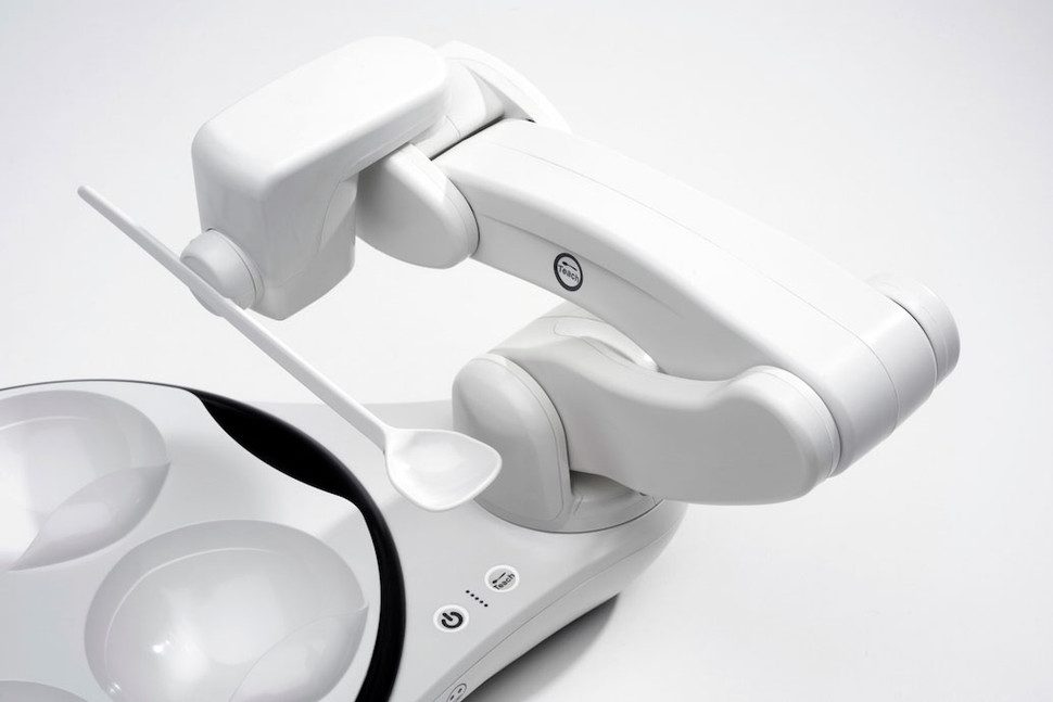 obi es un robot que alimenta a la gente con discapacidad 8 970x647 c