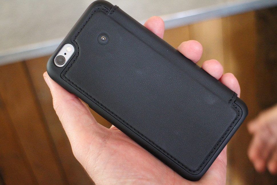 esta funda para el iphone esconde un boton inteligente proporta magic button case back angle 970x647 c