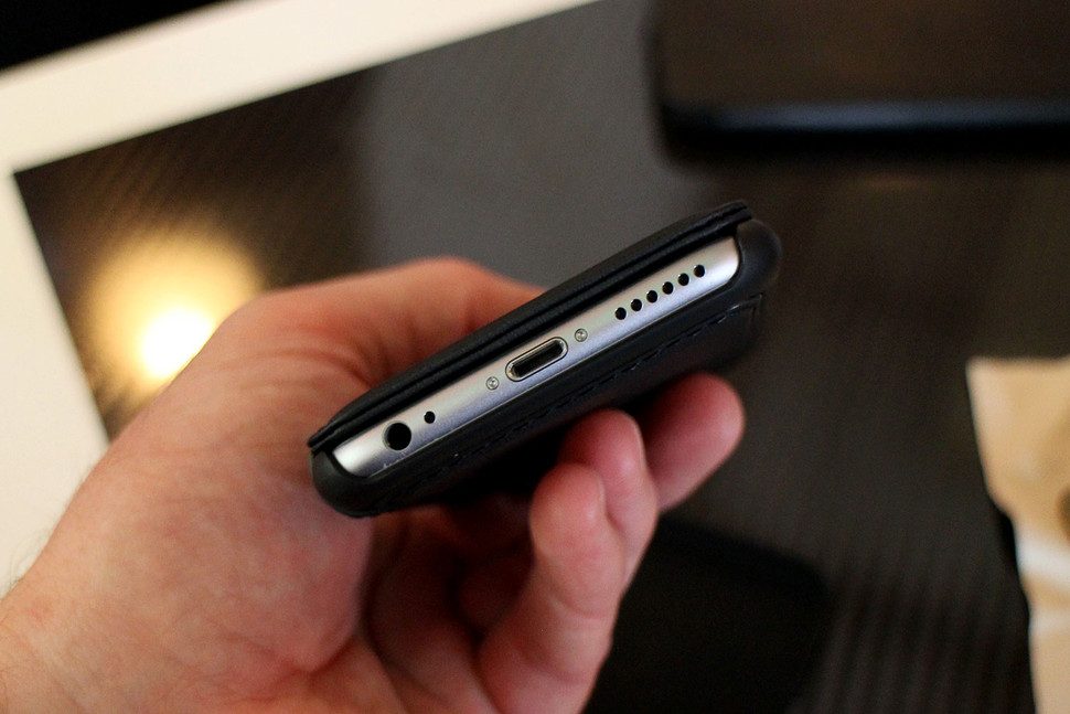 esta funda para el iphone esconde un boton inteligente proporta magic button case bottom 970x647 c