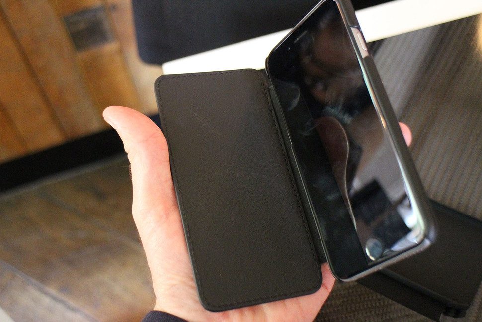 esta funda para el iphone esconde un boton inteligente proporta magic button case open 970x647 c