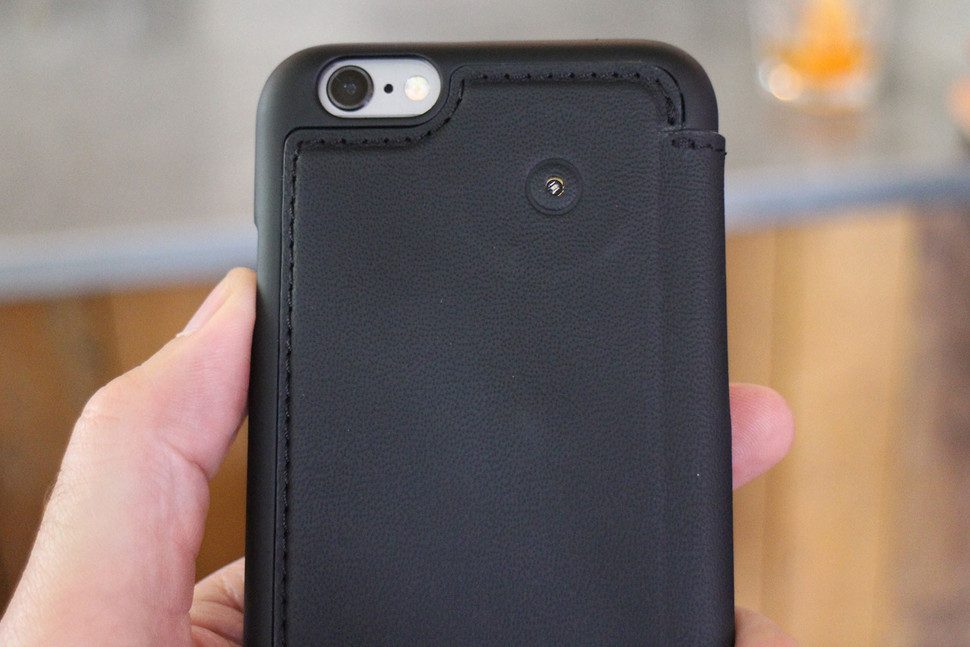 esta funda para el iphone esconde un boton inteligente proporta magic button case top back 970x647 c