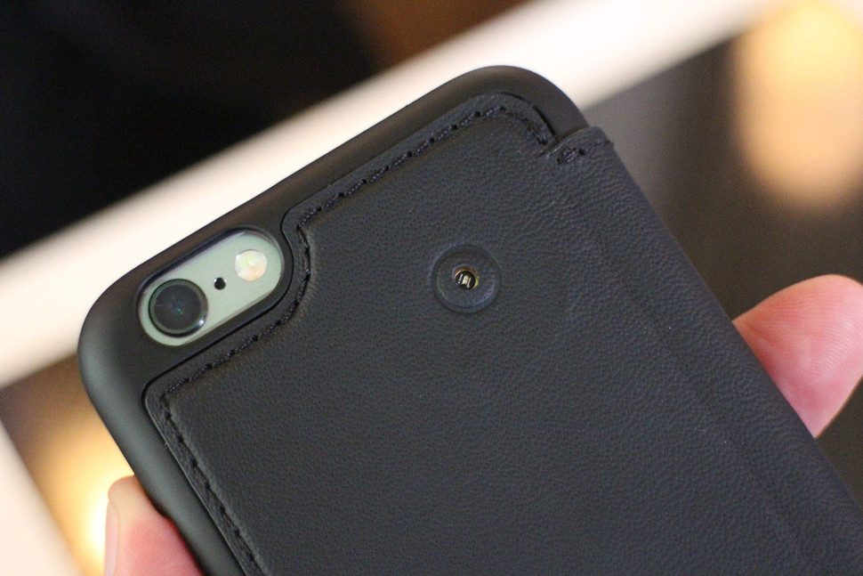 esta funda para el iphone esconde un boton inteligente proporta magic button case top corner 970x647 c