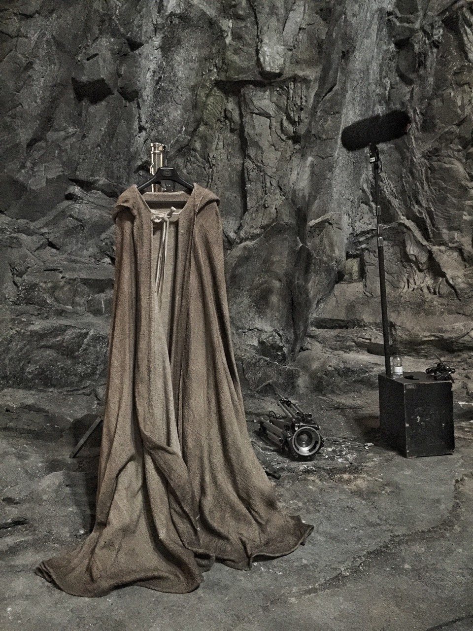 star-wars-episode-viii-cloak-960x1280