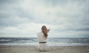 software analiza instagram detectar depresion 45606019 beautiful alone sensual girl on the beach 1200x0