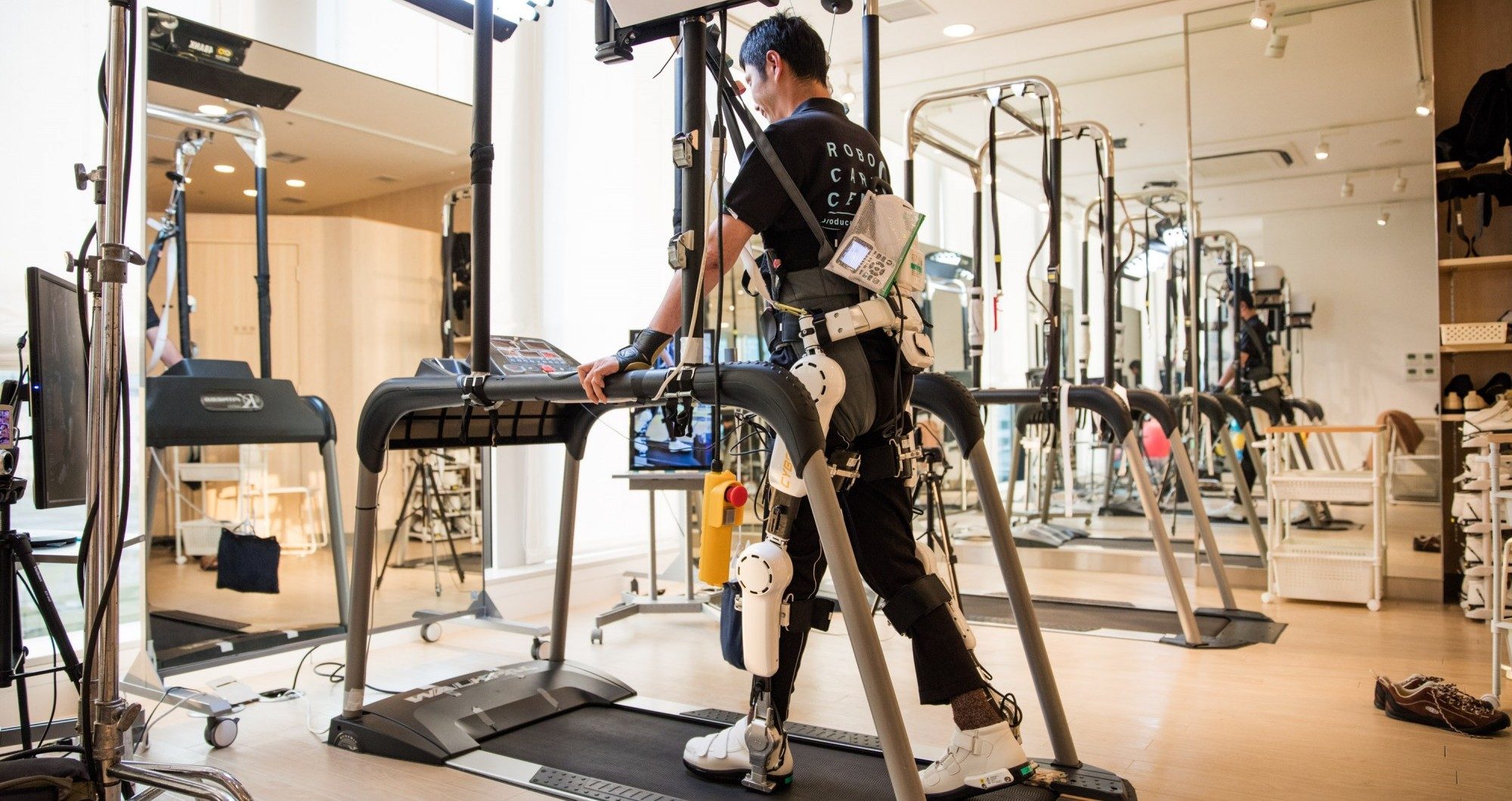 intel cyberdyne desarrollan exoesqueleto incoh30996 robocare miyahara 2907 e1466527660653