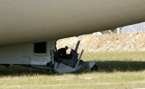 Daños en la cabina de pilotos / BBC