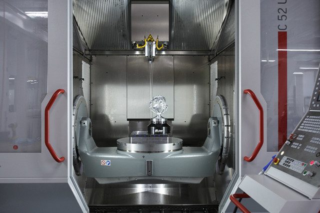 area 404 el laboratorio donde facebook construye futuro 5 axis vertical milling machine 640x427 c