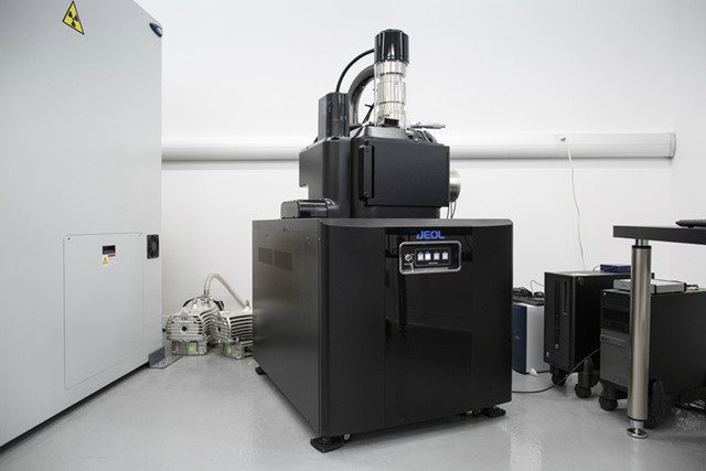 area 404 el laboratorio donde facebook construye futuro electron microscope 640x427 c