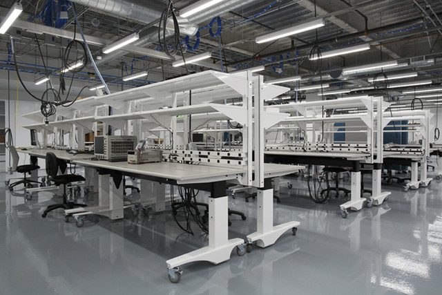 area 404 el laboratorio donde facebook construye futuro workbenches 640x427 c