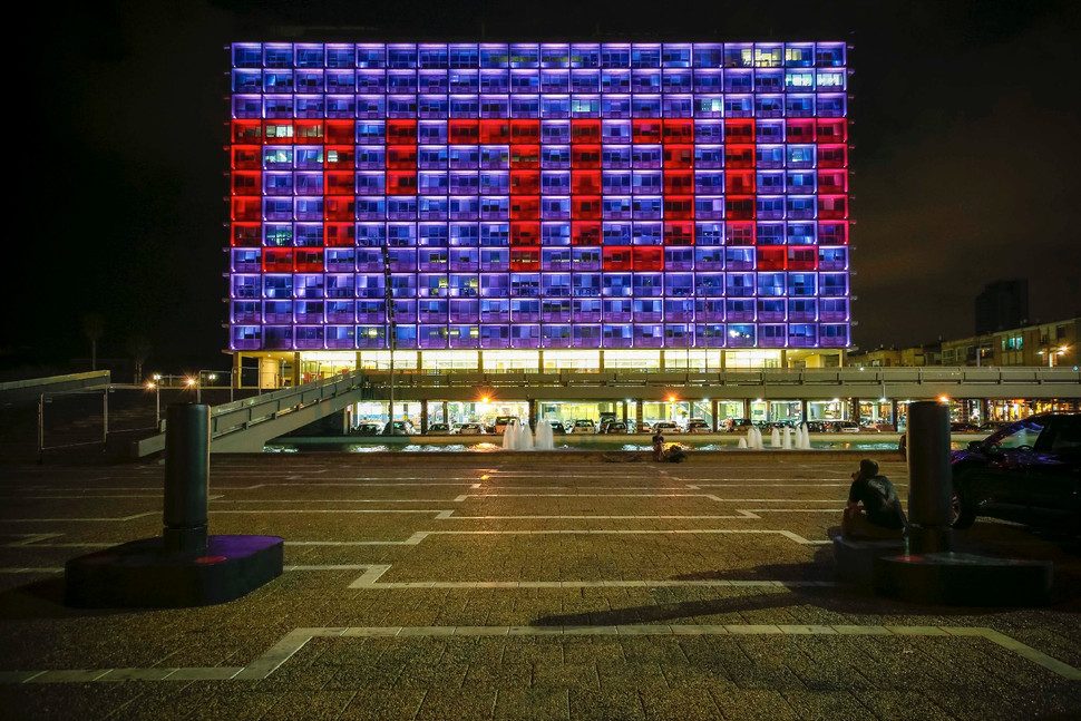 tel aviv transforma su ayuntamiento en un tetris gigante guy yechiely 05 970x647 c
