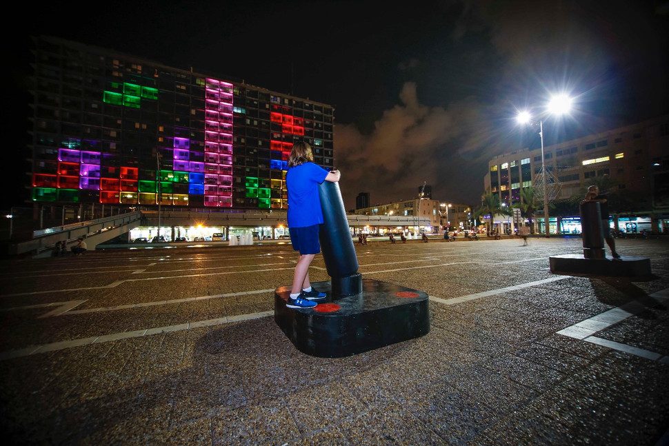 tel aviv transforma su ayuntamiento en un tetris gigante guy yechiely 28 970x647 c