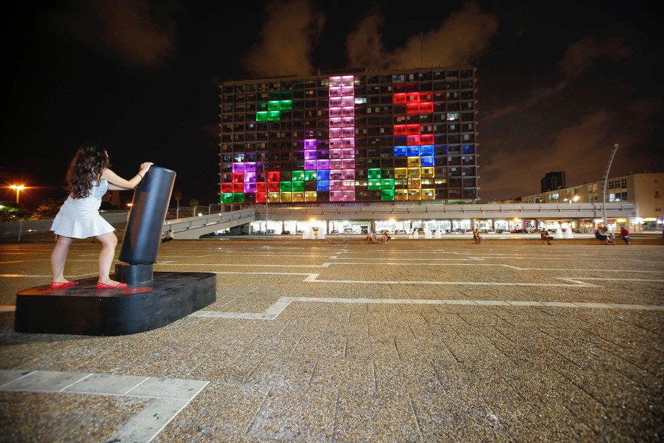 tel aviv transforma su ayuntamiento en un tetris gigante guy yechiely 37 970x647 c