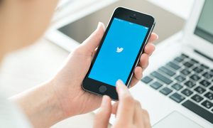 twitter lanza funciones perfiles empresariales logo on apple iphone 5s 640x0