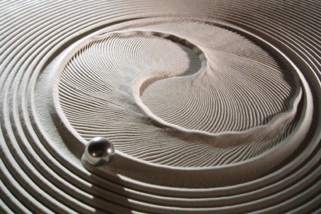 mesa robotica crea disenos en arena 2