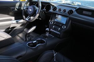 2016-ford-mustang-gt-interior-center-800x533-c