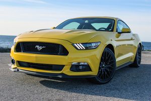 2016-ford-mustang-gt-top-angle-v4-800x533-c