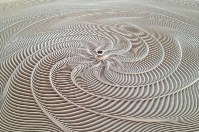 mesa robotica crea disenos en arena 5