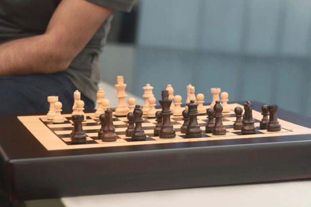 piezas ajedrez se mueven solas chess 2 720x480 c