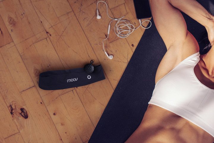 la nueva cinta para cabeza moov hr mide frecuencia cardiaca fitness model lying on exercise mat 720x720
