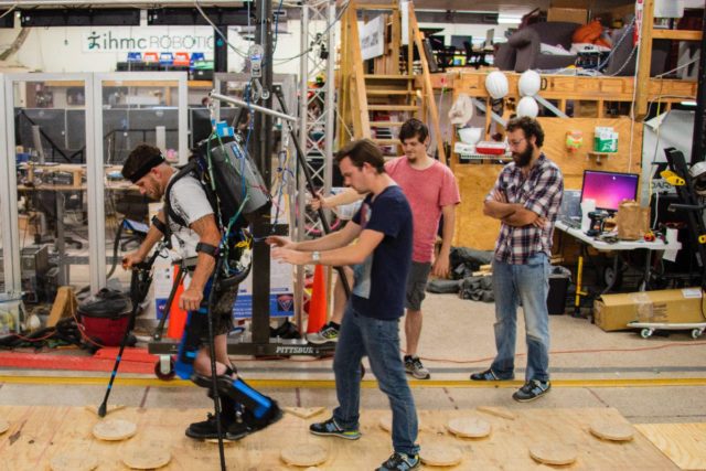 paralitico camina exoesqueleto mecanico 050a0747 1200x800 c