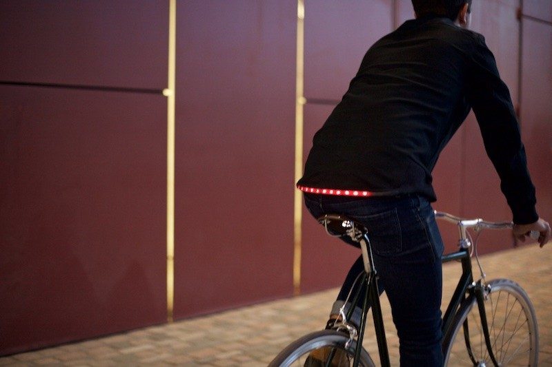 la chaqueta lumo vuelve mas visibles a los ciclistas jacket 5 970x647 c